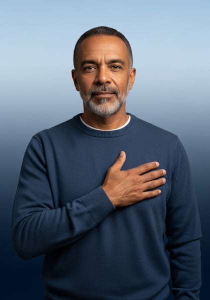 HOMEM MADURO COM A MÃO SOBRE O CORAÇÃO SIMBOLIZANDO SINCERIDADE LEALDADE RESPEITO E PROMESSA RETRATO EM ESTÁDIO COM FUNDO AZUL
