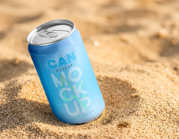 LATINHA NA PRAIA PSD EDITÁVEL MOCKUP
