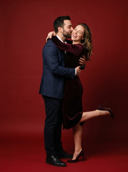CASAL DE NAMORADOS FELIZ NAMORADO BEIJA A NAMORADA NO ROSTO 02