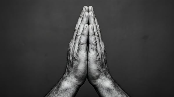 MAOS EM PRECE PRETO E BRANCO ORAÇÃO HUMILDADE DEVOCÃO RELIGIOSA PROFUNDA PRECE 02