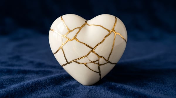 coração kintsugi resiliência ouro estúdio 01