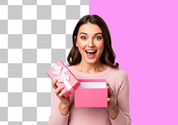 MULHER ABRINDO PRESENTE E FAZENDO EXPRESSÃO DE SURPRESA PARA COMPOSIÇÃO