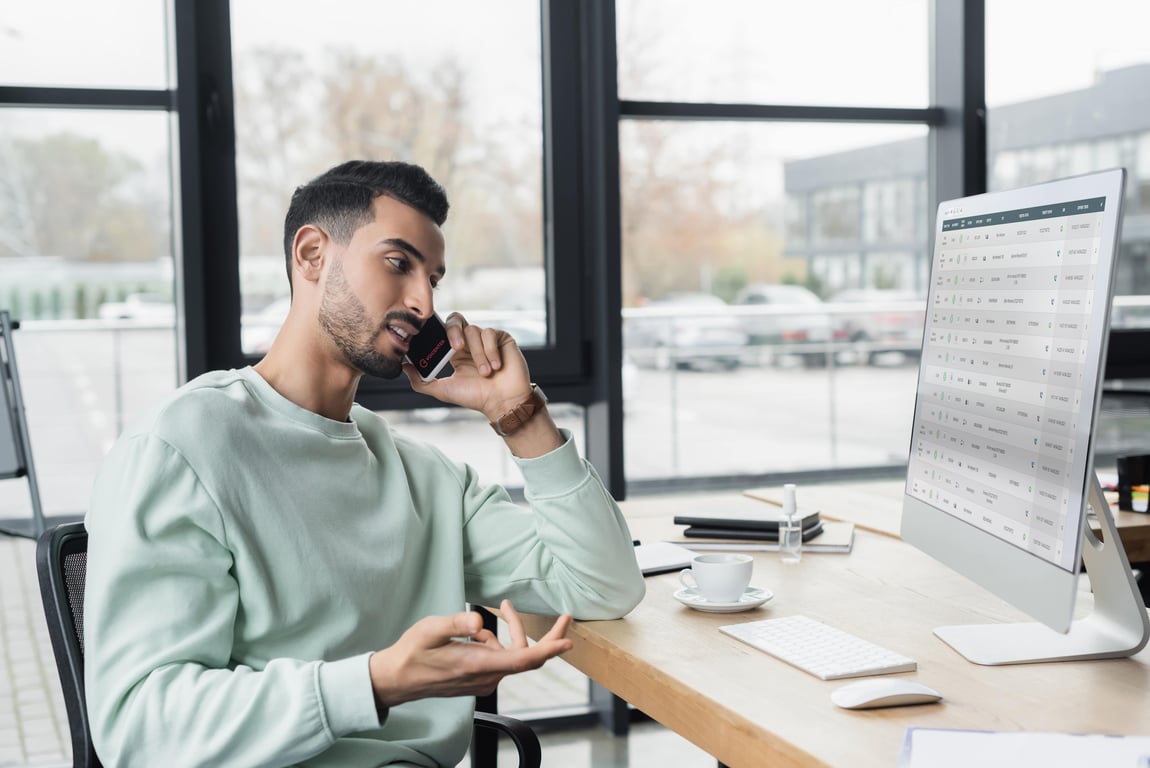 עובד שנמצא מחוץ למשרד ומחובר לארגון עם שירות הסלולר בענן של Voicenter