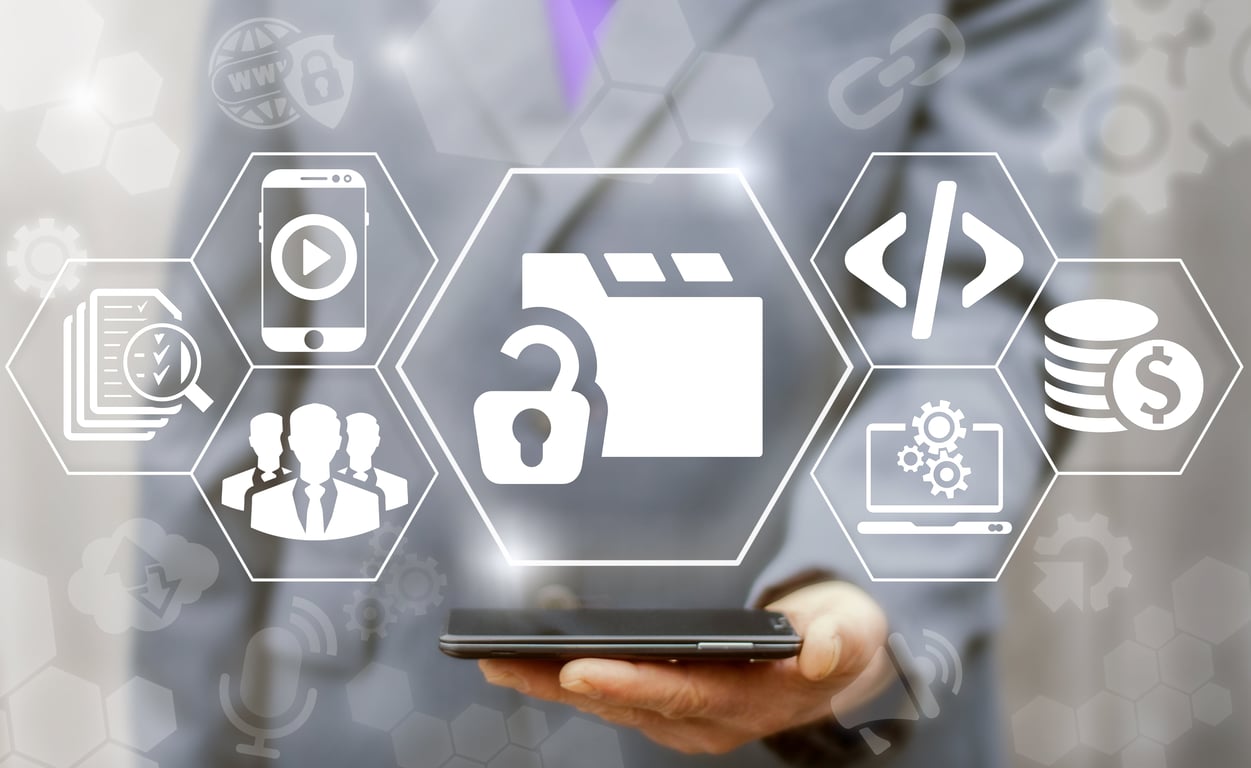 יד של איש עסקים שדרכה עובר כל המידע בארגון