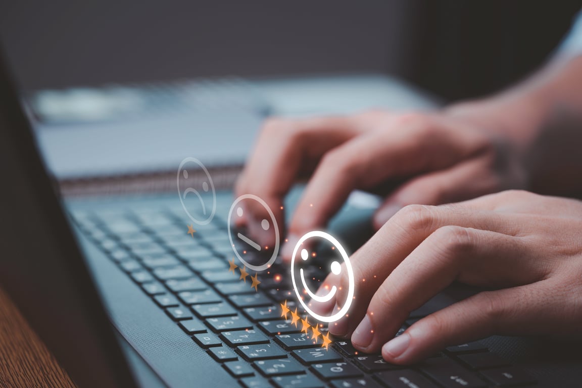 לקוח מדרג שירות לקוחות שלילי עד חיובי במחשב