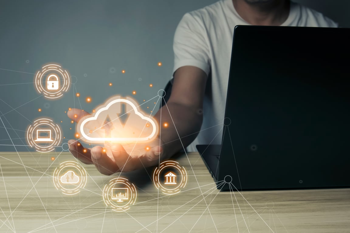 איש מחזיק בכף ידו ענן שמחובר לפלטפורמות שונות