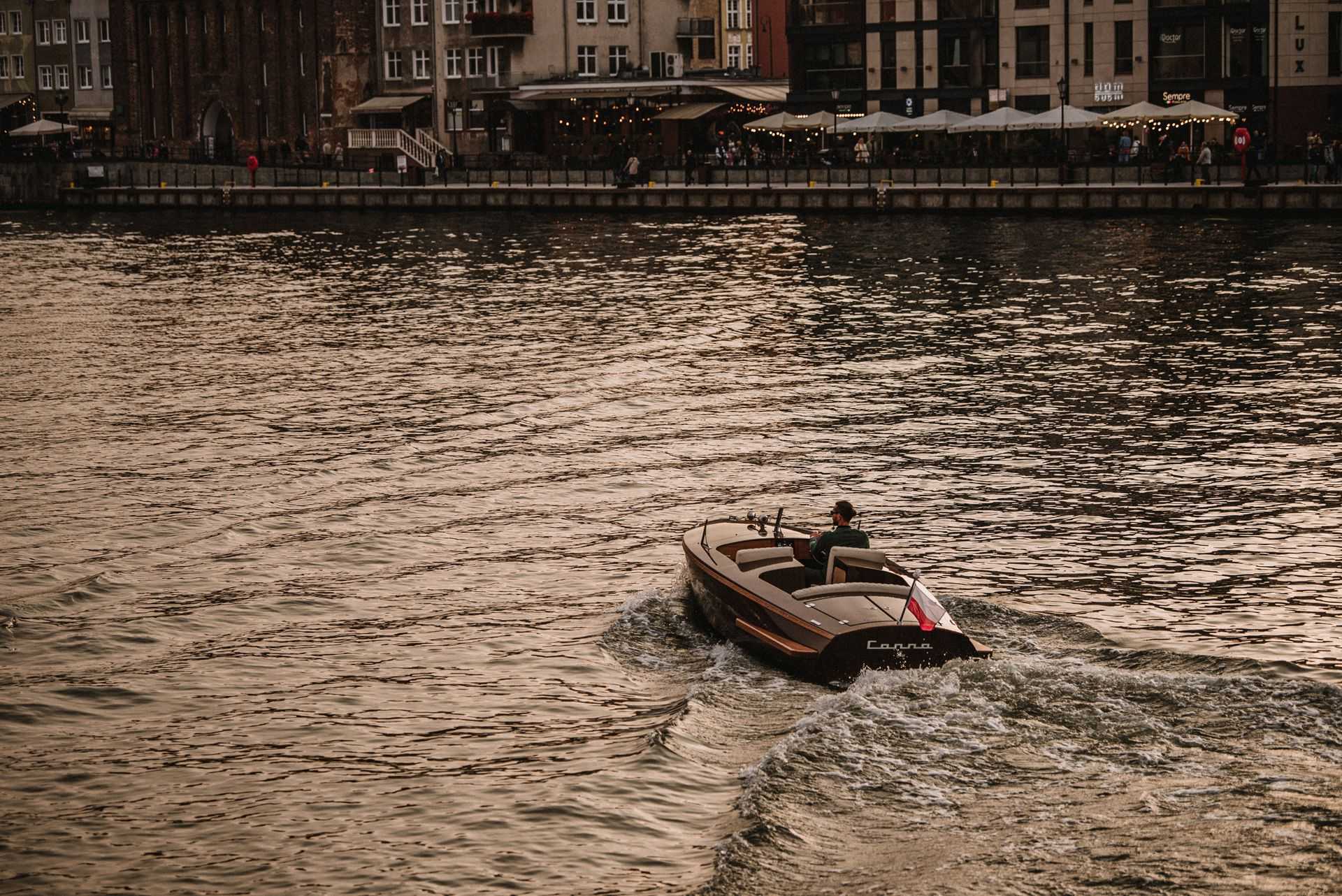 What to consider when buying an electric boat?