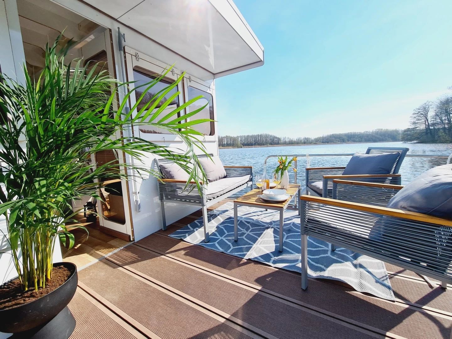 When choosing an electric motor for your houseboat, the following points should be considered: