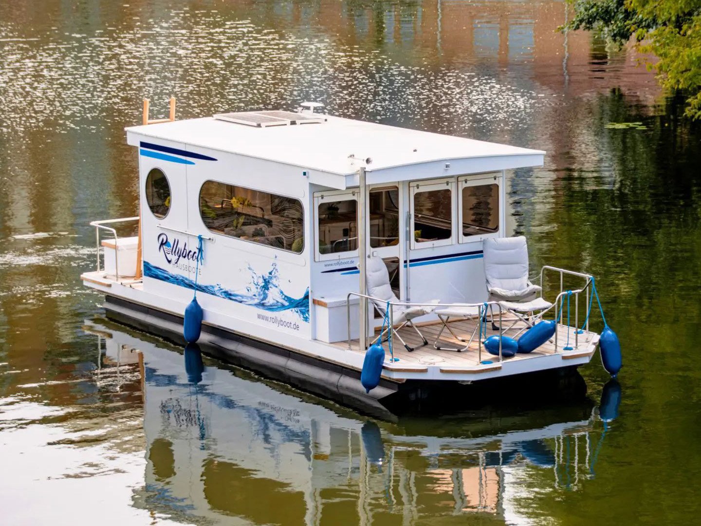Electric houseboats - self-sufficient and efficient