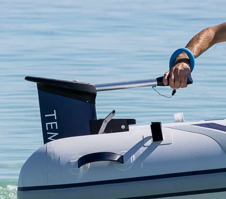 Installation du moteur électrique sur le bateau pneumatique