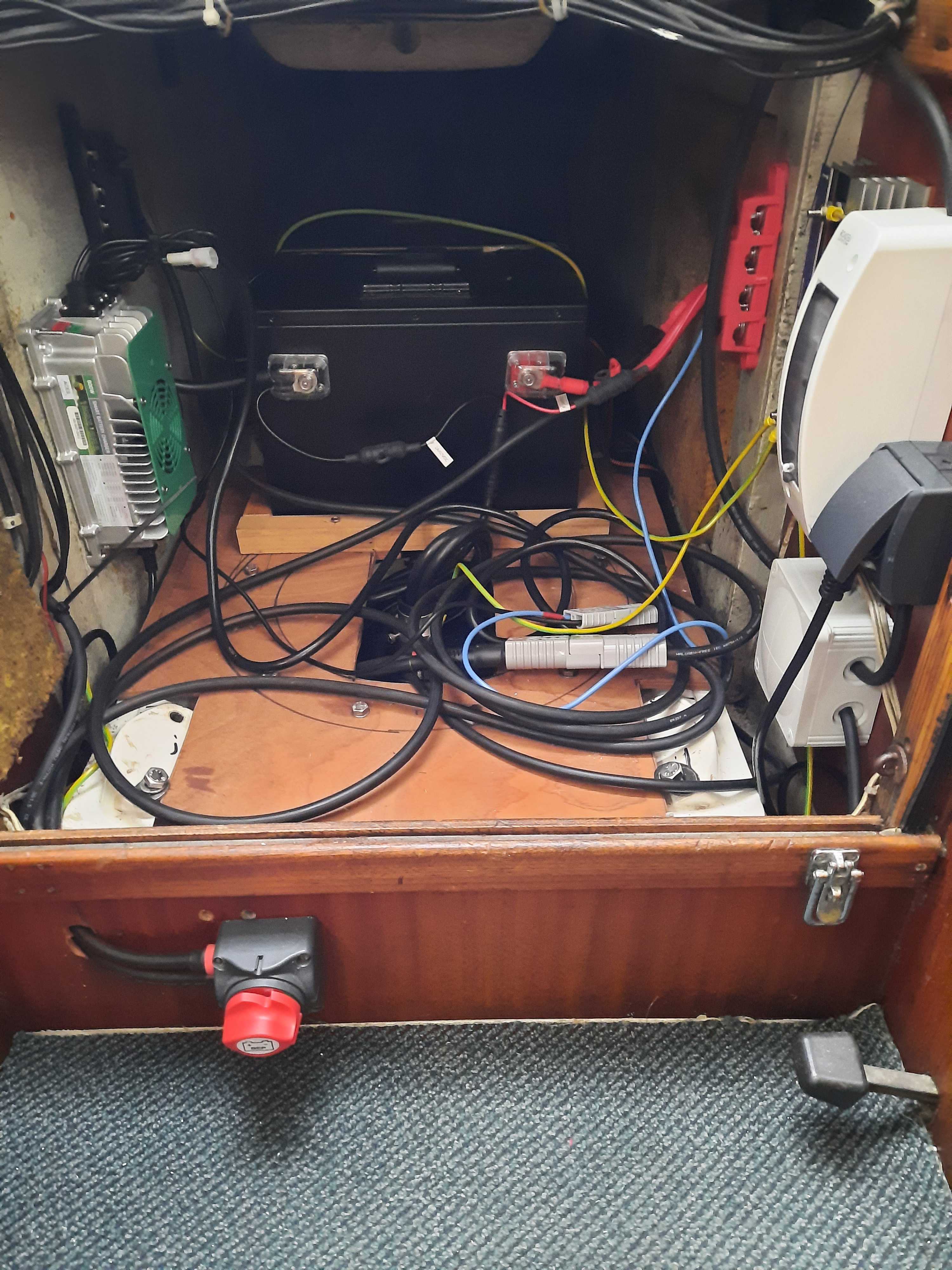 Sejlbåd med elektrisk podmotor