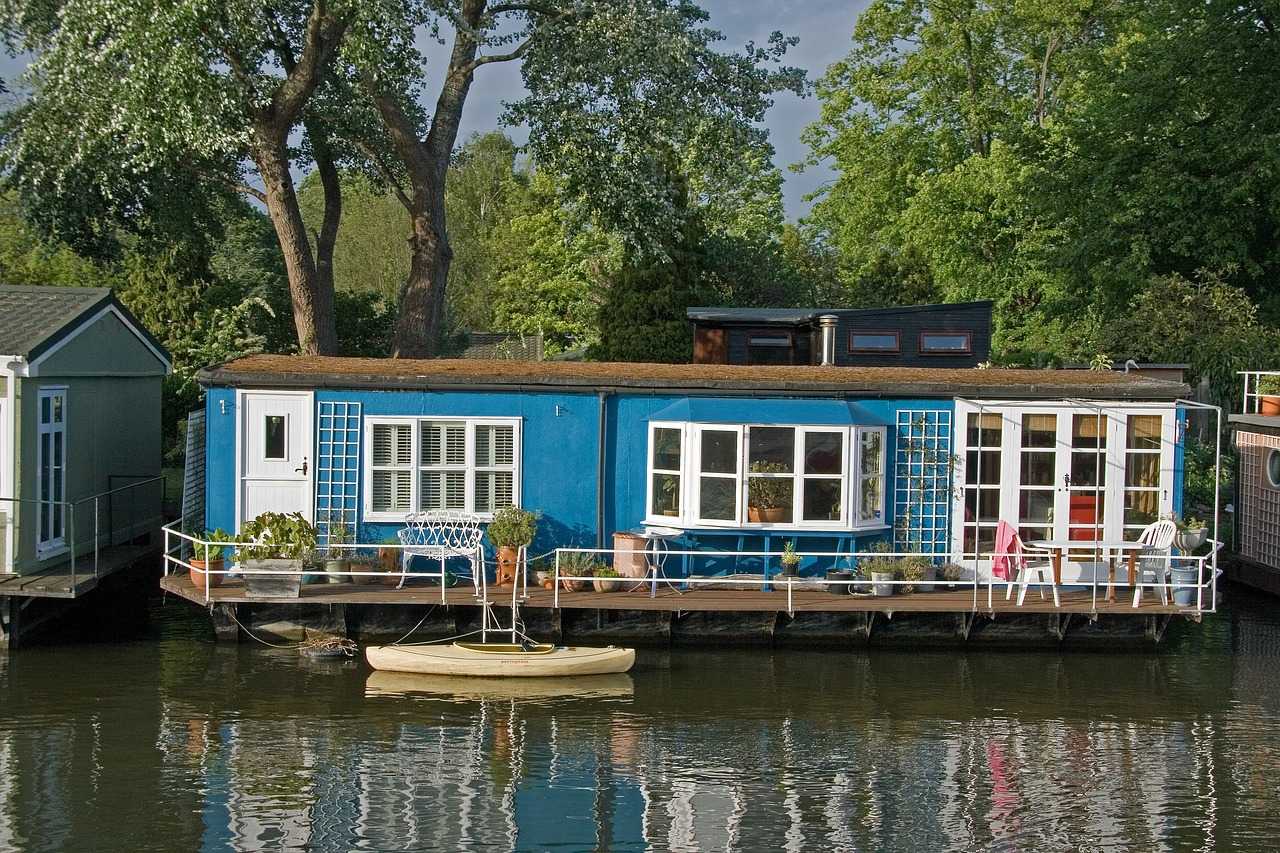 Electric houseboats and the environment