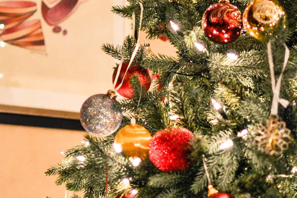 How to decorate a Christmas tree in 3 easy steps