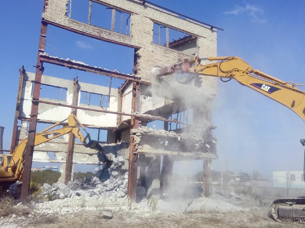 Pamje e përgjithshme e punimeve për demolimin e objekteve industriale