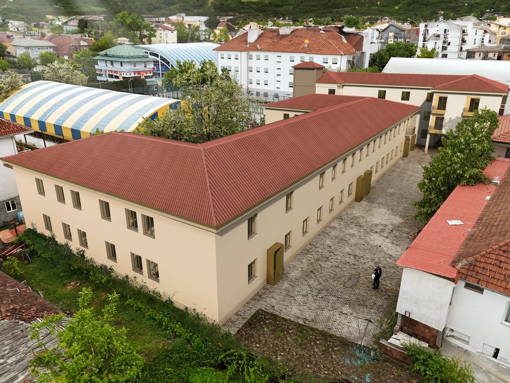 Render i oborrit të brendshëm të kampusit, pamje nga prapa shkollës