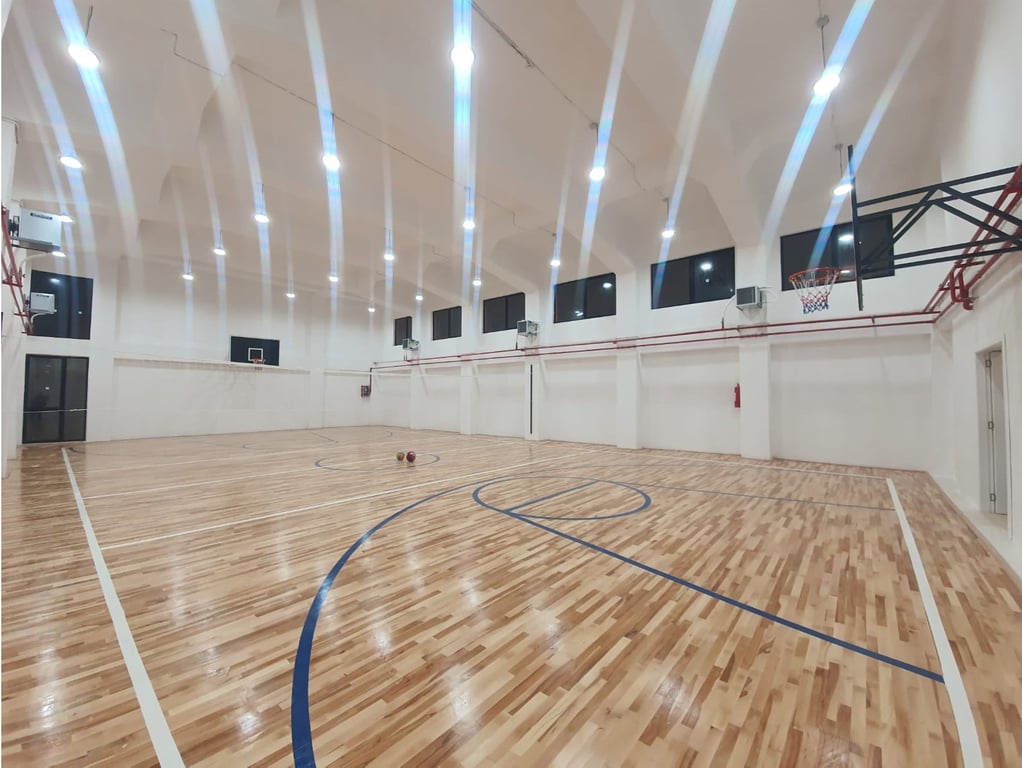 Palestra e shkollës me parket, sistem MNZS, ventilim, ngrohje dhe ndriçim