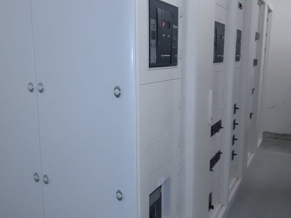 Paneli automatik i komandimit të impiantit elektrik