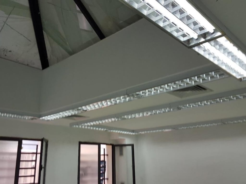 Ambienti i brendshëm i institutit me ndriçim, ventilim dhe kapën kryesore