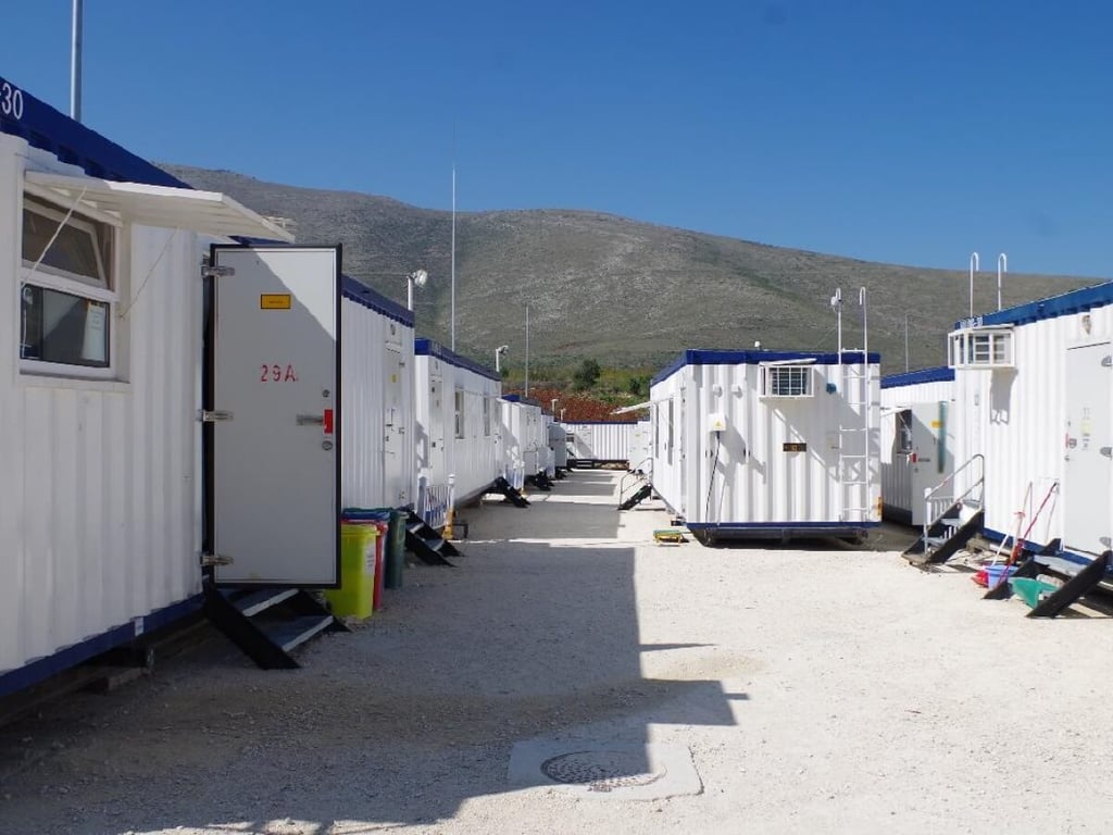 Kontenierët e qëndrimit të sistemuar në sheshin e ndërtimit