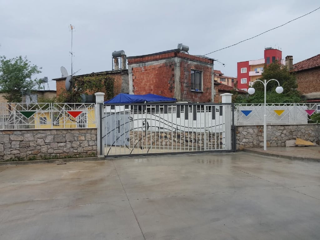 Oborri dhe dera e madhe hyrëse e Qendrës Kombëtare të Kulturës për Fëmijë