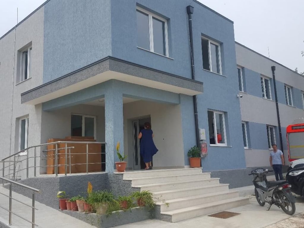 Hyrja kryesore e qendrës shëndetësore të rehabilituar