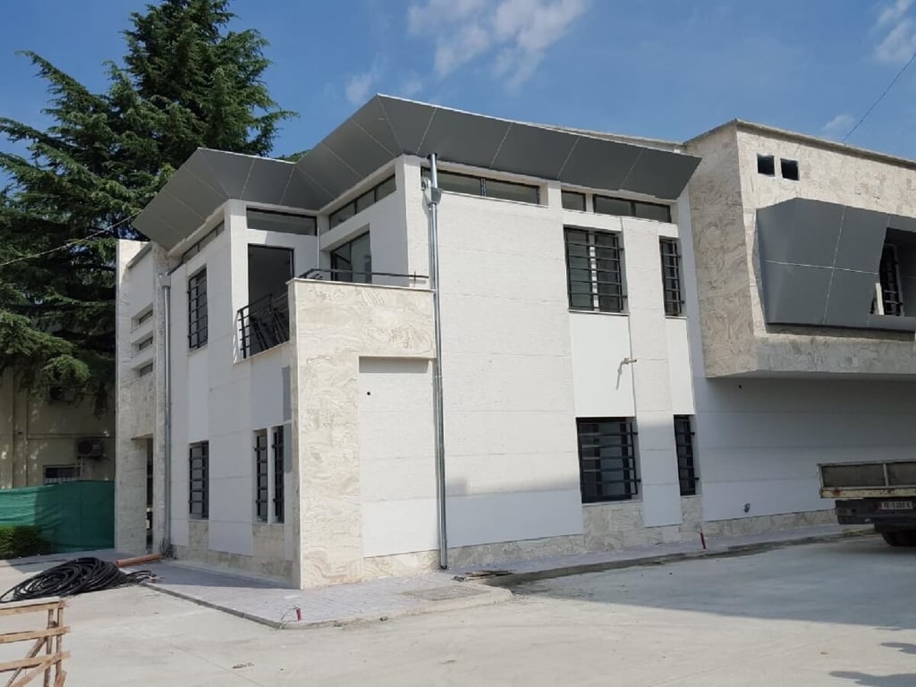 Fasada e jashtme e Institutit të Mjekësisë Ligjore me veshje mermeri
