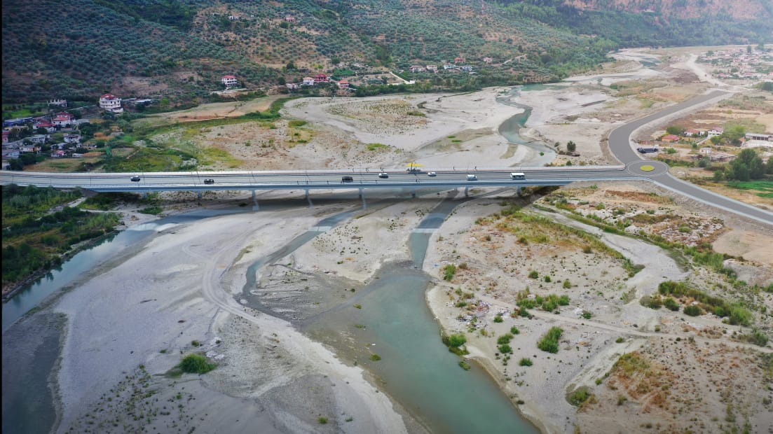 Render i urës së re dhe peizazhit përreth lumit Osum