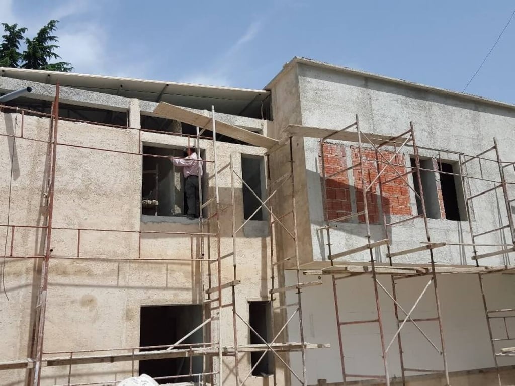 Pamje nga punimet e suvatimit dhe skeleritë gjatë ndërtimit