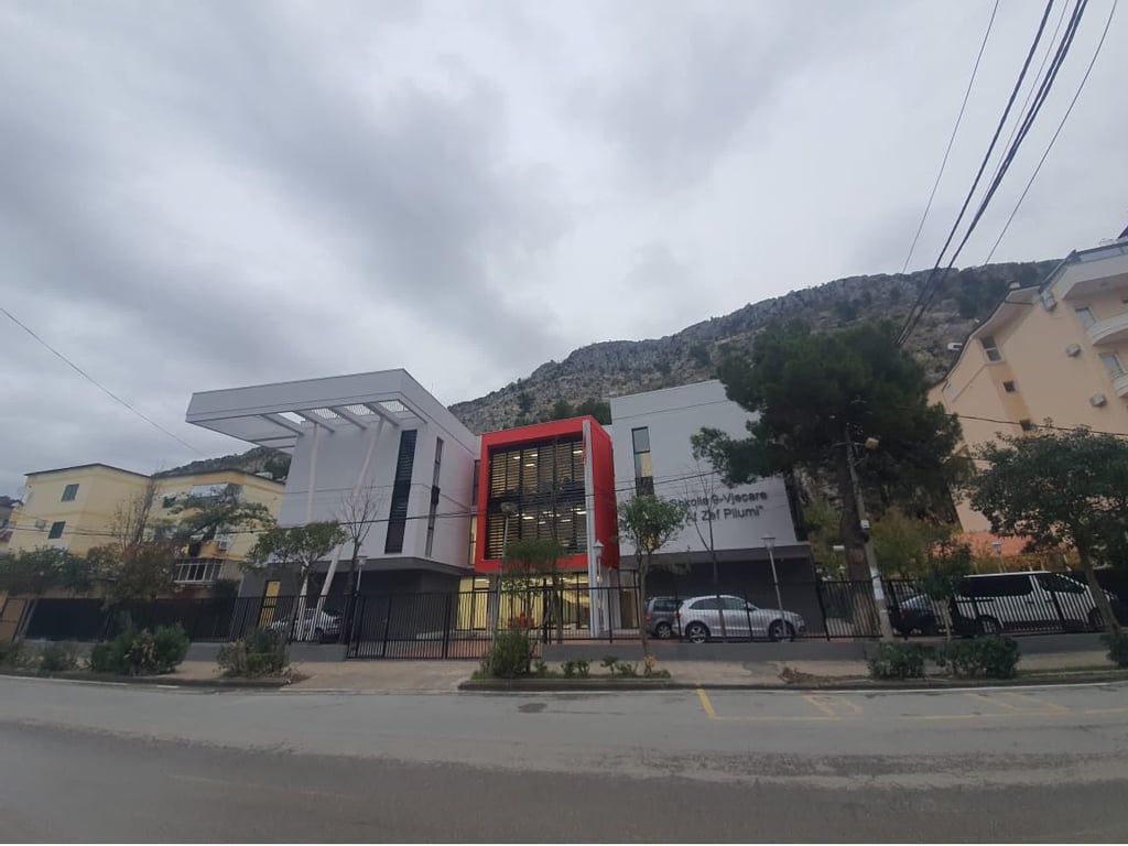 Pamje nga jashtë e shkollës së rindërtuar At Zef Pllumbi