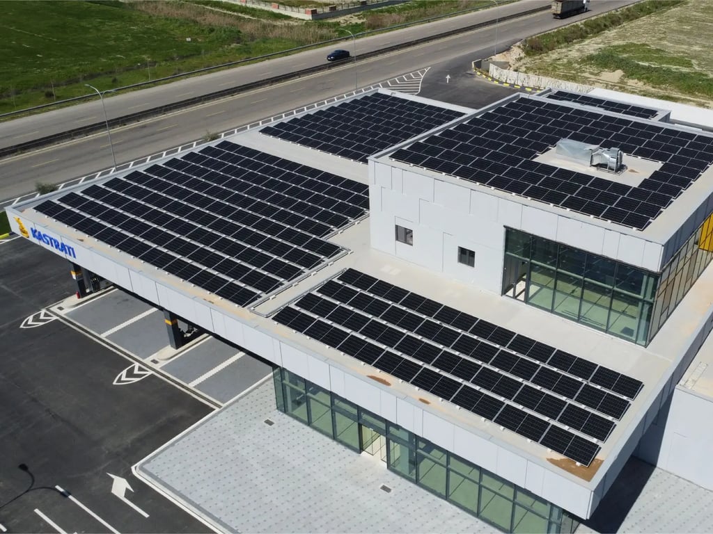 Pamje nga sipër e impiantit fotovoltaik të instaluar në çatinë e objektit AUTO STAR ALBANIA