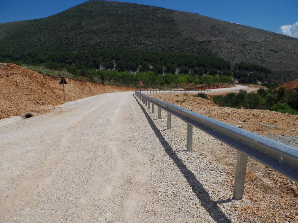 Rruga me barier mbrojtëse e ndërtuar për akses në kantierin e Shpirag 3