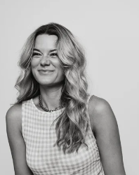 soft-launch-course-creator-portrait-featuring-linkedin-branding-and-copywriting-expert