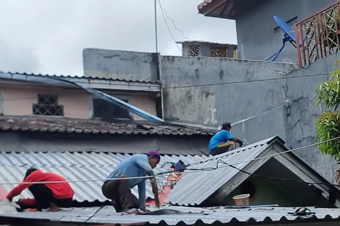 برنامه تعویض سقف خانه‌های خبرنگاران در دپوک ادامه دارد، با تغییر به مصالح خنک‌تر و راحت‌تر