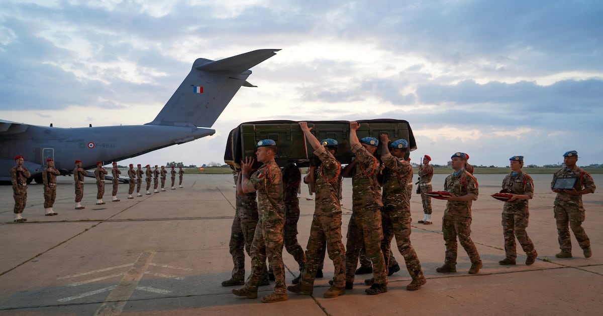 فرنسا تنعي جندياً من اليونيفيل بينما تلوح أسئلة أمنية لبنانية عقب الانسحاب | ذا ناشيونال