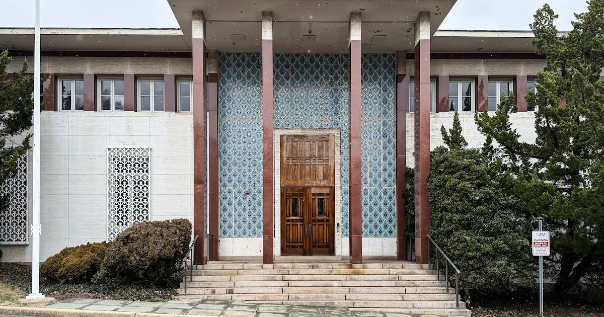 Заброшенное посольство США в Иране: Символ надежды?