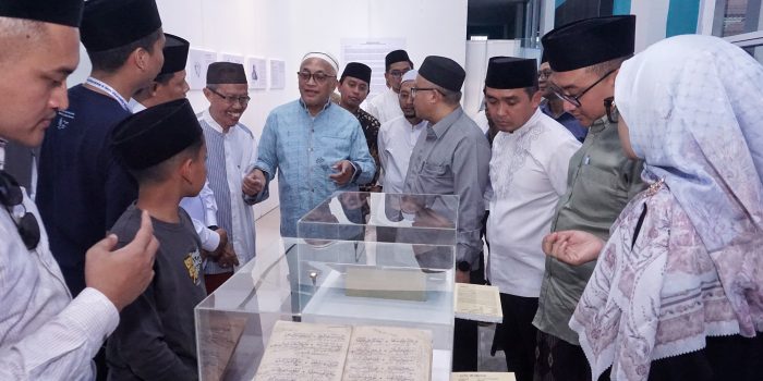 Pasuruan Bələdiyyə Başçısı Nderes Sərgisini alqışlayır, Elm Xəzinəsini və Alimlərin Tarixini Önə Çəkir