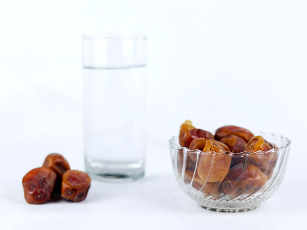 Berbuka dengan Kurma dan Air: Poin-Poin Penting
