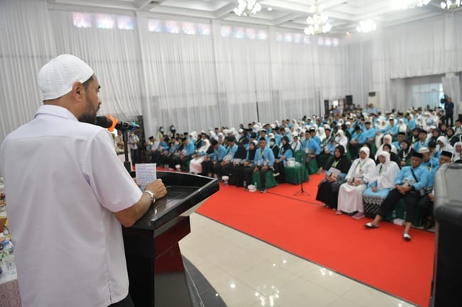 Le Gouverneur d'Aceh Libère le Premier Groupe de Pèlerins du Hajj, Rappelant les Préparations Physiques et Spirituelles