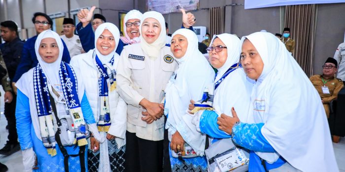 Qubernator Khofifah Surabaya Dəmiryol Vağzalında Hacıların I Qrupunu Qarşıladı