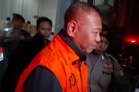 رەسمىيىتىدىن قالدۇرۇلغان تۇلۇئاگوڭ ۋالىيىنىڭ مەكتەپ ۋە رايونلارغىچە جىمجىت قىلغانلىقىغا KPK گۇمان قىلىۋاتىدۇ