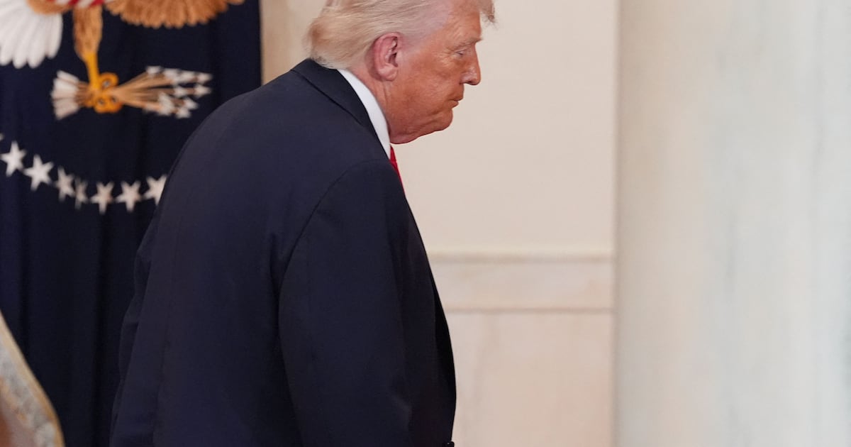 Nefat narxi sakrab chiqdi va aksiyalar tushdi, chunki Trump Eronni "qattiq urishga" va’da berdi