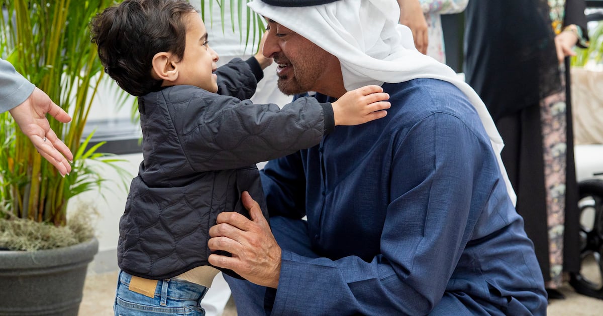 БАӘ Президенті қиын уақытта балаларды жұбатты