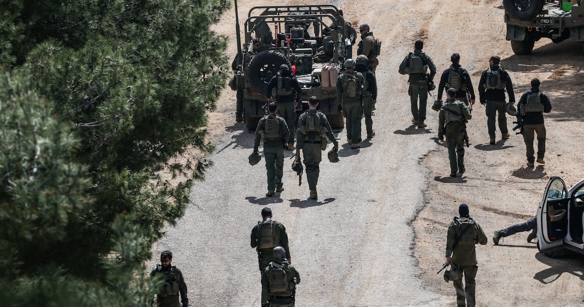 Pasukan Lebanon terjebak dalam perang Israel melawan Hezbollah seiring serangan yang menewaskan tentara