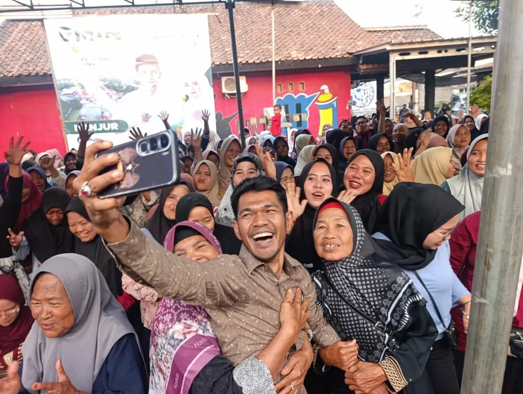 کۆبوونەوە لەگەڵ دایکانی گوندی سێرانگ، ئێمین سوریانا دڵنیا دەکات کە ژوورێک بۆ ژنان دابین دەکات بۆ گەیاندنی داواکارییەکانیان بۆ گوند