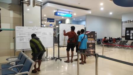 129 Passengers of KM Virgo Transport 8 Still Missing, Victims' Families Hold Out at Tanjung Perak Port