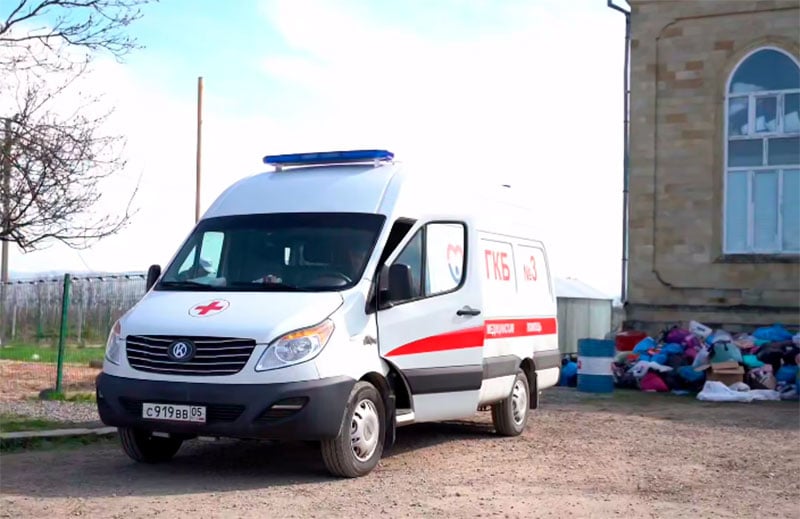 மூன்றாம் நகர மருத்துவமனை மருத்துவர்கள் வெள்ளத்தால் பாதிக்கப்பட்டவர்களுக்கு உதவுகின்றனர்