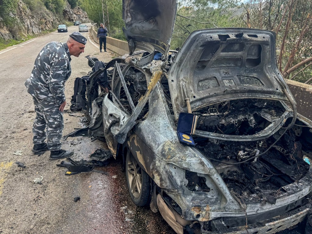 مقتل ثلاثة صحفيين في غارة إسرائيلية على سيارة إعلامية مُعلَمة في لبنان