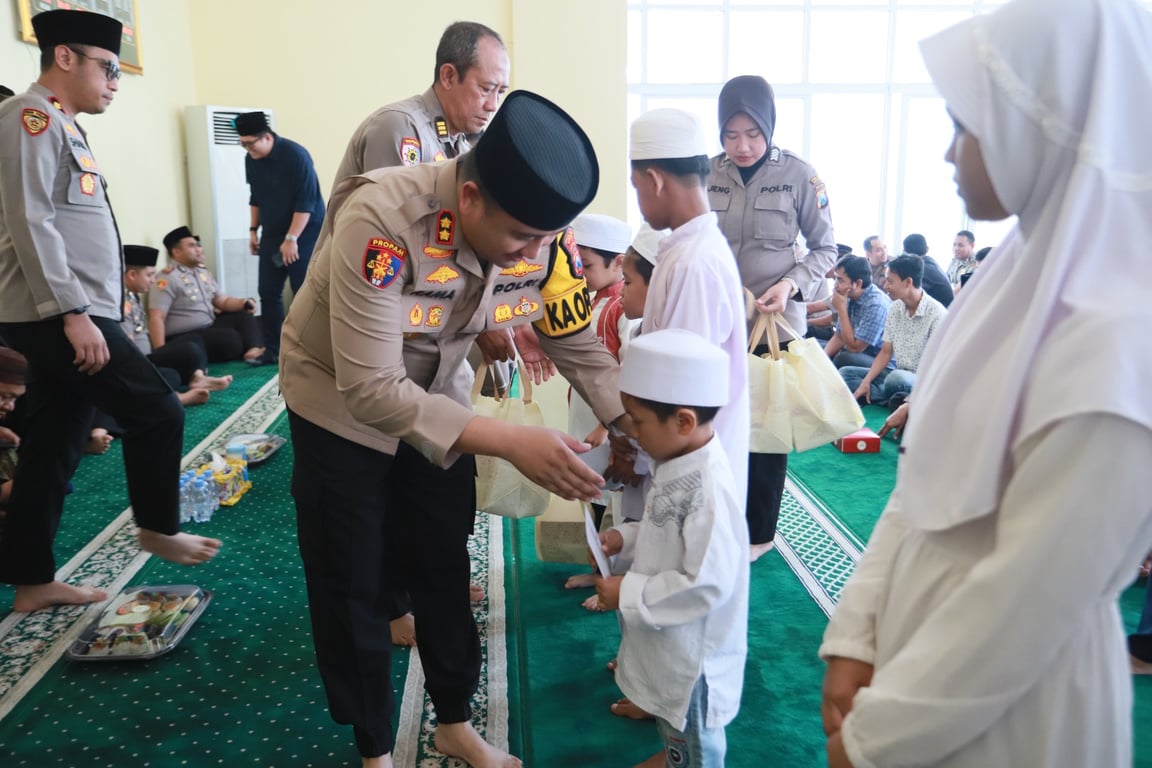 Sambutan Maulid Nabi, Polres Gresik Beri Sumbangan Anak Yatim dan Tekankan Teladan Rasulullah