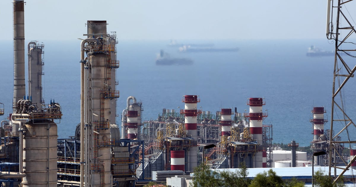 الولايات المتحدة ستفرض حظراً على السفن المتجهة والمغادرة للموانئ الإيرانية اعتباراً من الاثنين، وإيران تصف ذلك بـ'القرصنة'