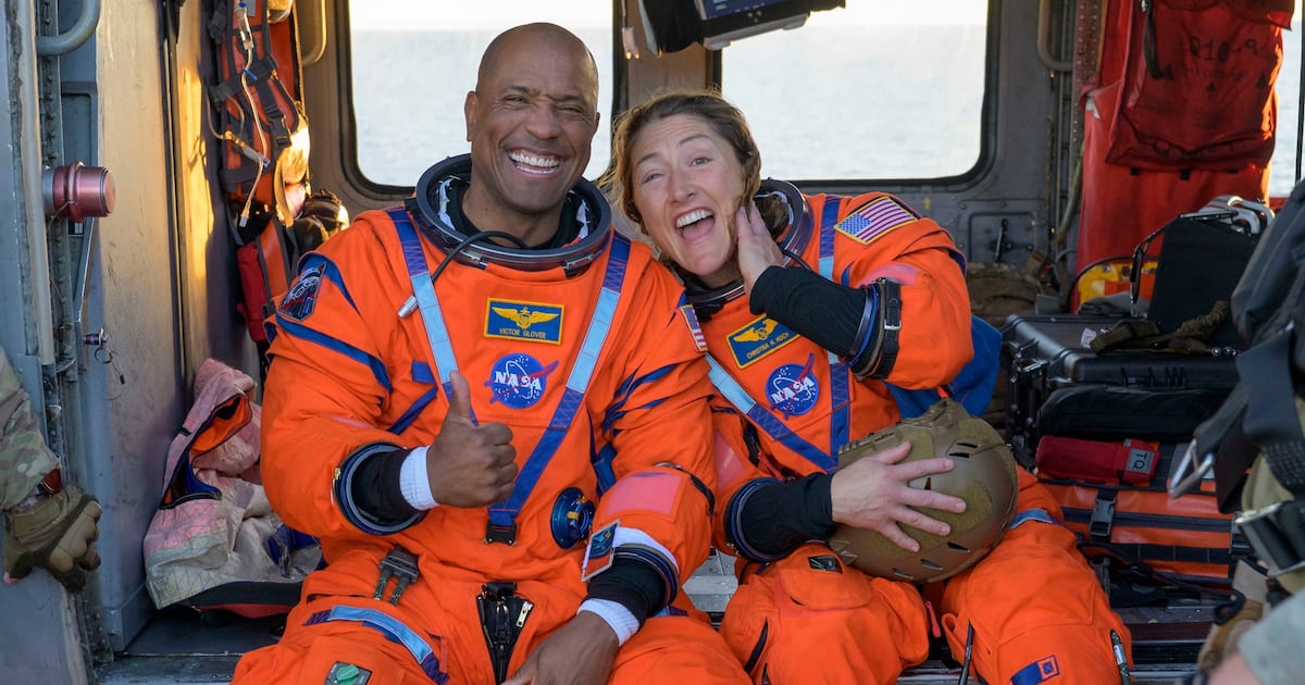 റെക്കോർഡ് തകർത്ത ചന്ദ്രയാത്രയ്ക്ക് ശേഷം ആർട്ടെമിസ് II തിരിച്ചെത്തി